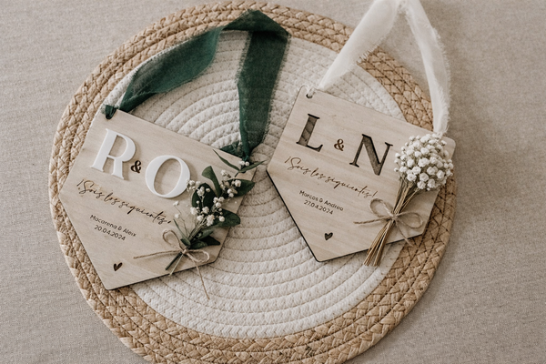 Banderola madera ¡Sois los siguientes! - Troquelada o metacrilato con ramillete