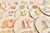 Placas madera cumple meses bebé - Colores y flor