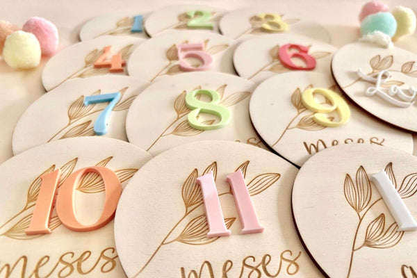 Placas madera cumple meses bebé - Colores y flor