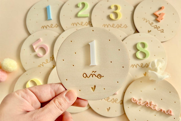 Placas madera cumple meses bebé - Colores y puntos