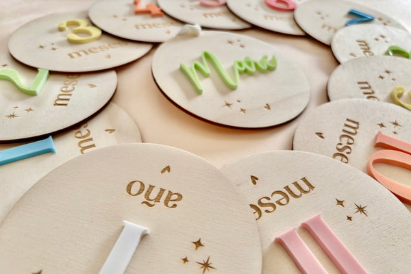 Placas madera cumple meses bebé - Colores y estrellas