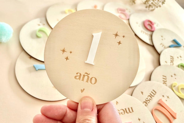 Placas madera cumple meses bebé - Colores y estrellas