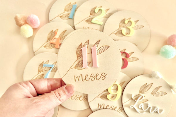 Placas madera cumple meses bebé - Colores y flor