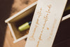 Caja de vino en madera - Corona floral - Lletres de Vida