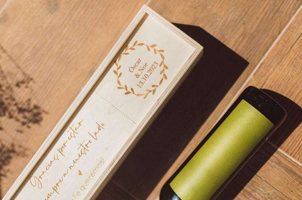 Caja de vino en madera - Corona floral - Lletres de Vida