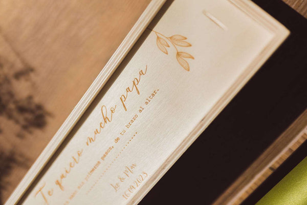 Caja de vino en madera - Flores lateral - Lletres de Vida
