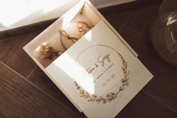 Caja de recuerdos en madera - Corona floral - Lletres de Vida