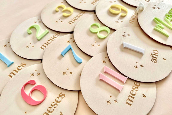 Placas madera cumple meses bebé - Colores y estrellas